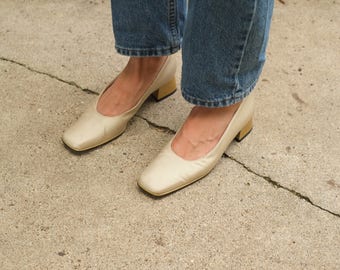 Womens Vintage Stuart Weitzman low marymid style heel pumps, size 8N