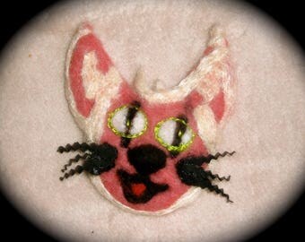 A smiling Chamina - brooch felted wool