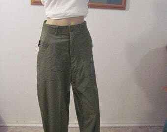 Vintage military army green pants//trousers//capris size LARGE / EXTRA LARGE 36" waist vintage 1978
