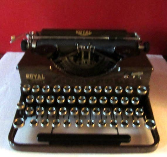 Royal portable typewriter woodgrain Model P