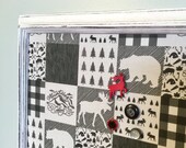 Tableau d'affichage babillard aimanté recouvert tissu noir blanc rustique orignal sapin chalet carreaux chalet organisation bureau chic