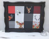 Babillard aimanté recouvert tissu carreaux noir blanc rouge organisation mémo photos décor mural tableau d'affichage bureau cerfs fleur bois