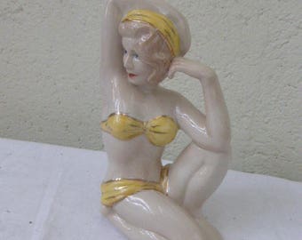 Statuette en faience, PIN UP en maillot de bain jaune