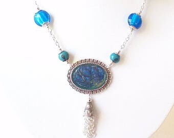Oval necklace shades of blue glazes cold.
