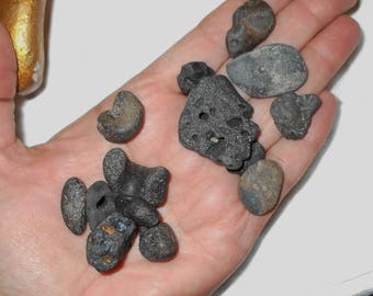 Black ocean witch rocks Myrtle Beach 2017 Natural found objects crystal forming in holes ocean Jet Coal ocean Artifacts rock grapeshot