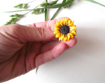 Sunflower pin Sunflower Badge yellow flower brooch polymer clay jewelry gift for her wedding jewelry yellow jewelry bridesmaid jewelry plant