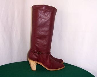 Sz 8.5m Vintage tall maroon leather 1990s women zip up stack heel boots.