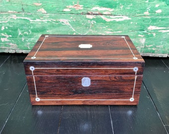 Ancienne boite à bijoux en bois d'acajou - Ancient jewelry box made of mahogany wood