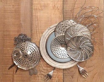 Metal chicken on distressed wood frame