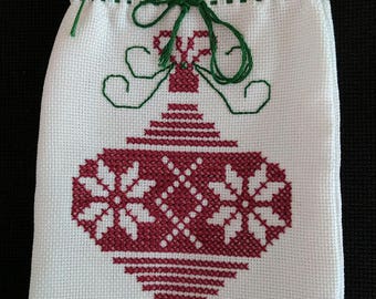 Christmas hand embroidered gift bag - Sac à cadeau fait à la main pour Noel