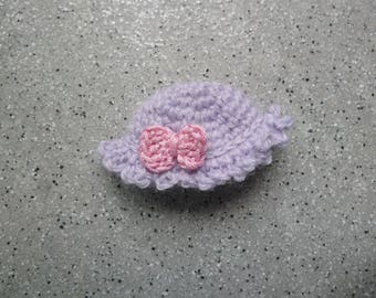 Chapeau miniature au crochet réalisé à la main en laine couleur violet