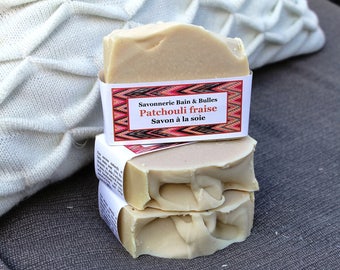 Savon à la soie Patchouli et fraise, argile blanche, sel rouge, patchouli strawberry, handamade soap, coldprocess soap