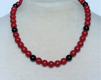 Vintage Onyx Black Marbled Red Lucite Beaded Matinee Length Monet STYLE Traditional Preppy Necklace