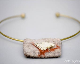 Collier ethnique contemporain, tour de cou, en laine feutrée, laiton et pierre