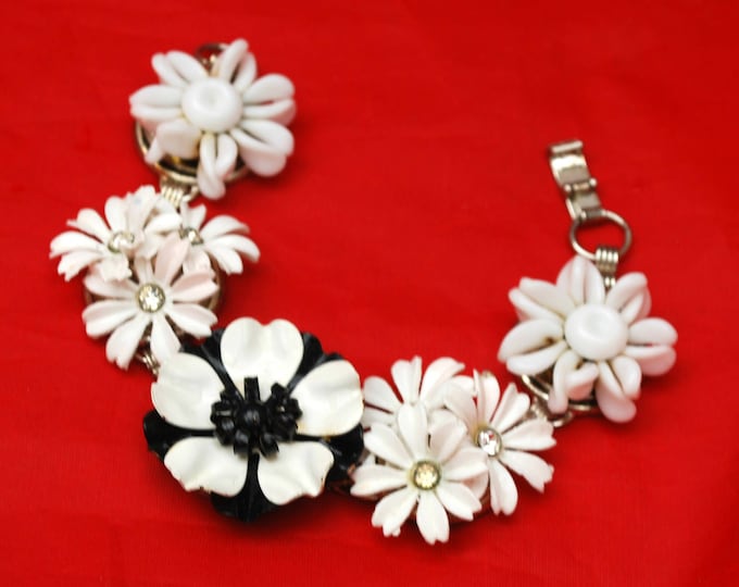 Flower bracelet and Adjustable ring Set - Black White - Enamel flower - White milk glass - Lucite - Rhinestone