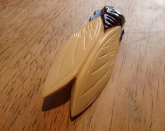 Broche vintage cigale, années60, France,celluloid peint. Vintage brooch cicada, years 60, France, celluloid painted