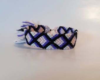 model: miss Marple (friendship bracelet 12 threads)