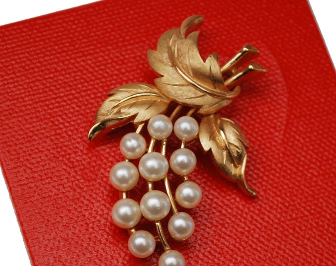 Crown Trifari flower Brooch - White Pearl gold metal -Floral Leaf pin