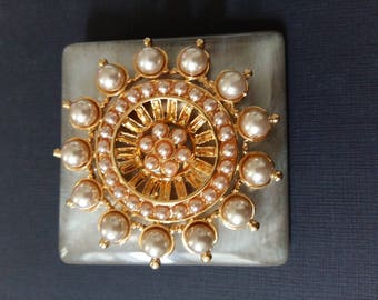 BEAU BOUTON MOTIF En Nacre Decoree De Perles Et Or