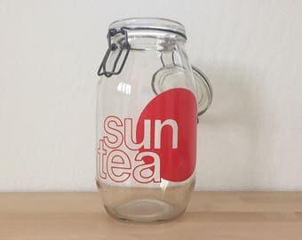 Vintage 1970s Sun Tea Jar Glass Maker 2-Liters Red Graphic Clamp Closure Air Tight Metal Modernist Kitchen Beverage Dispenser 1.75 Pints