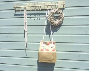 Shoulder bag of jute and linen with flamingo pictures.