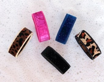 Embroidered bracelet personalized with your fabric