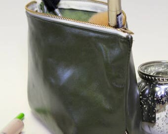 Makeup Bag Lexie in green and gold leather