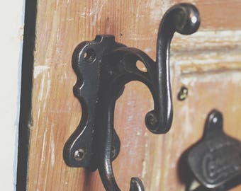 OOAK hierro fundido capa colgador de madera / Beach Cottage