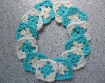Lot de 12 granny au crochet réalisés à la main en laine, carrés granny, miniatures au crochet, customisation, accessoires poupées