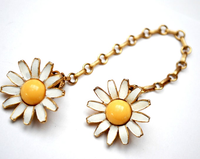 Daisy Flower Sweater clip - Enamel flower - Daisy - Sweater Guard - gold chain