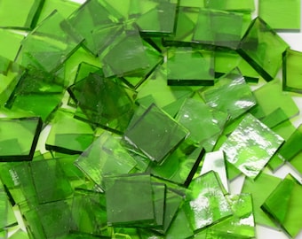 Кусочки непрозрачного стекла. Зеленое стекло. Стекло зеленого цвета. Зеленое битое стекло. Стекло с зеленым оттенком.