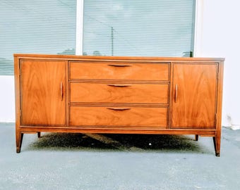 Mid Century Modern Credenza/Dresser/Cabinet/Buffet or Cabinet of Beautiful Walnut Wood by Kent Coffey "TEMPO" LINE, Vintage 1960's