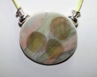 Necklace with pendant to diffuse patterns imitating marble pink