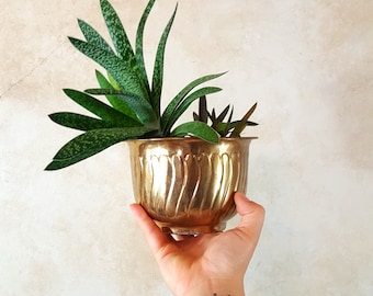 Brass planter, Hollywood Regency planter, 1970s mid century planter. boho brass planter. Gold planter, Wedding Decor, Vintage Brass, Pot