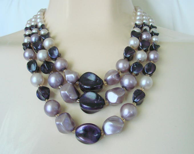 Mid Century Bib Bead Necklace / Simulated Pearls / Purple & Lavender Beads / 1960s Vintage Jewelry / Jewellery