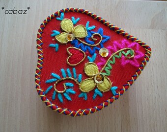 Boite Alliance, broderie