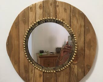 Mirror made of recycled wood pallets