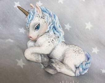 Baby unicorno delle nevi. Pezzo unico reslizzato a mano in fimo