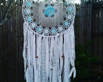 Beachy boho dreamcatcher. Doily dream catcher. Handmade. Bohemian. Vintage. Lace. Large. White. Blue. Wall decor. Wall hanging. Wedding deco