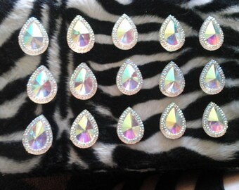 Large iridescent teardrop bindi
