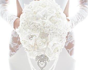 Teardrop brooch bouquet