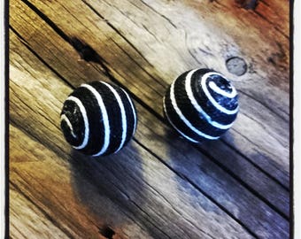 set of 2 beads 18 mm black and white thread