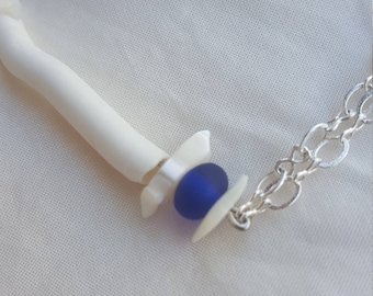 Chain bracelet silver like, white & blue, shell, mother-of-pearl and glass beads. Bracelet chaine, argenté, blanc bleu, nacre, coquillage