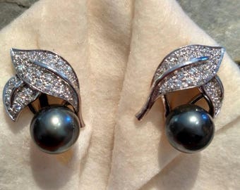 Earrings in Platinum and diamonds with black pearls of Tahiti