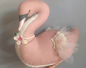 Peluche décorative cygne en rose et doré/ Pink and gold decorative swan doll