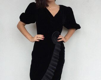 Velvet 80s Albert Nipon party dress with waist and hemline detailing