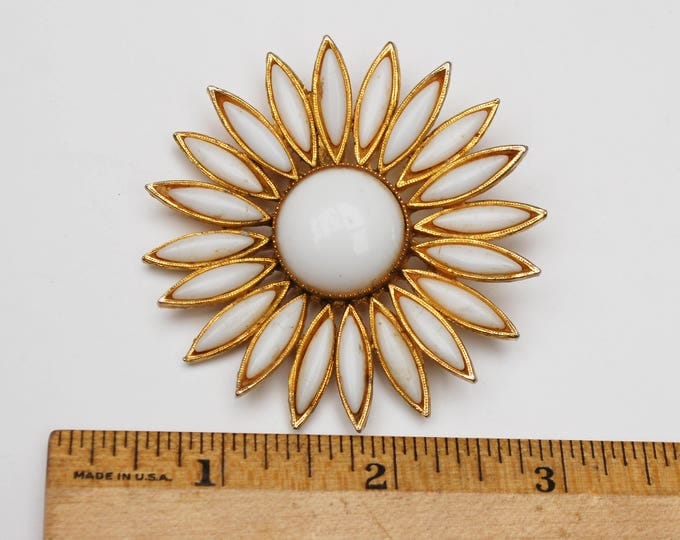 White milk Glass Flower brooch - Signed Accessocraft - Gold metal - Daisey Floral - Mid century pin