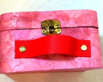 Pink retro bag - cardboard - personnalisable - hand made - limps jewelry - minis bag - cold porcelain - gift idea - cardboard suitcase