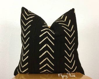 African Mudcloth Pillow Cover. White Large Arrow Tribal design on Black background. - Knife Edge finish - Tribal - Boho Chic