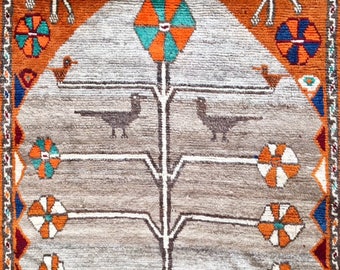 Tapis tribal de type Gabbed illustrant un arbre de vie - Gabbeh-style rug illustrating a tree of life